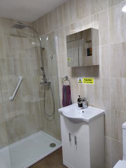 Downstairs shower room – full view
