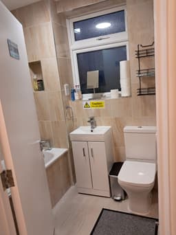 Upstairs bathroom – main view